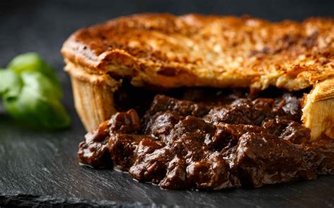  Steak and Ale Pie: Een rijke en hartige keukencocktail vol Britse nostalgie!