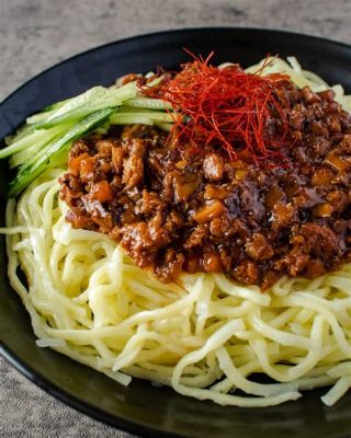  Xiangyang Re Gan Mian: Een Vegetarische Fiesta van Gebakken Nooddels met Intens Aromatisch Gember!