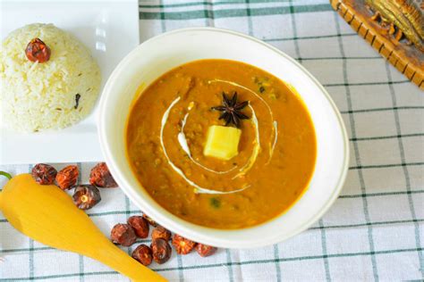  Dal Makhani: Een Romige Vegetarische Traktatie vol Specerijen en Geurende Botersaus!