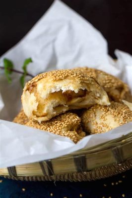  Shaobing: Hoe Combineert Dit Gebakken Brood De Geur Van Geroosterde Sesamzaadjes Met De Zachtheid Van Een Wolkenachtige Textuur?