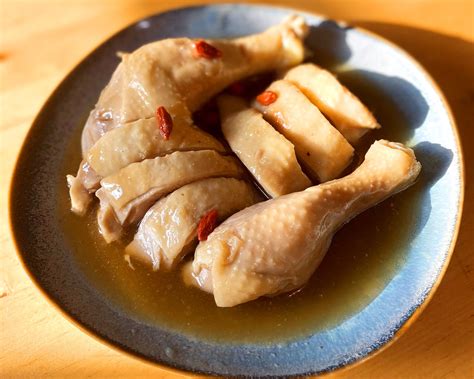  Shaoxing Drunken Chicken: Heeft u ooit een rijke, aromatische kipgerecht met zoete en kruidige smaken geproefd?