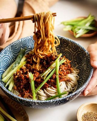  Shuozhou Zha Jiang Mian: Een Smakelijk Avontuur van Zacht Gebraden Vlees en Umami-Rijke Saus!