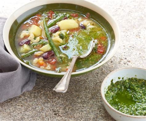 Soupe au Pistou? A Symphony of Savory Herbs and Umami-Rich Broth!