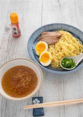  Tsukemen:  Een Verfrissende Dans van Gebrokken Ramen en Intense Smaakbom!